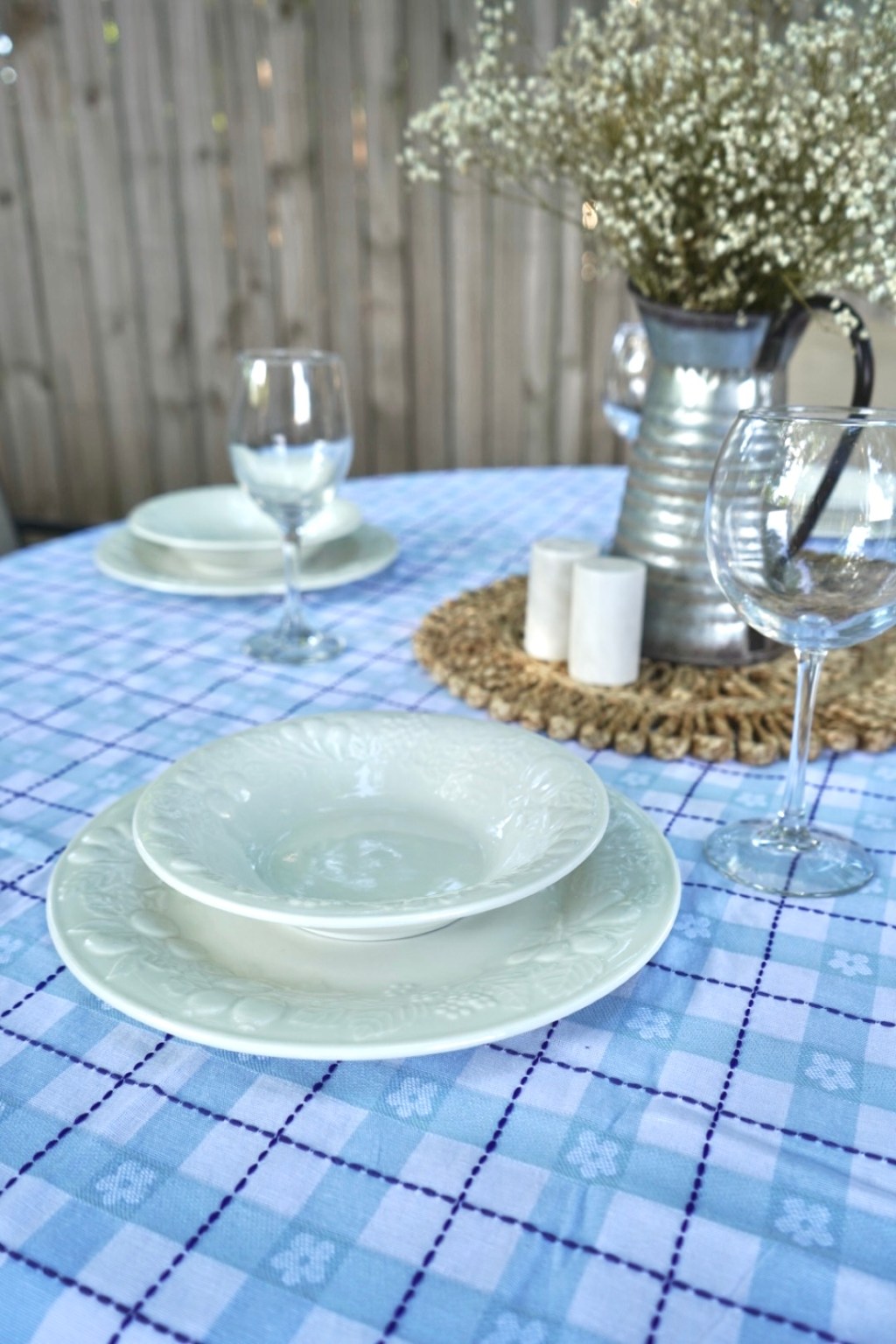 How to Throw a Small Dinner Party on a&nbsp;Budget